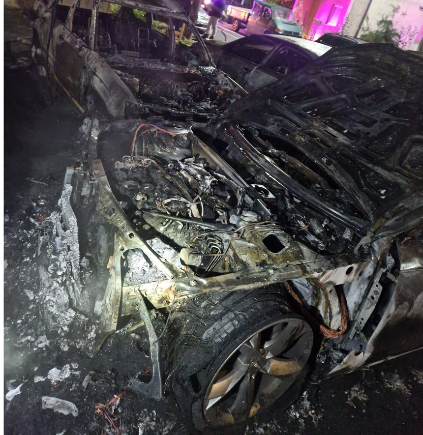 VIDEO Mașini arse într-o parcare din Arad. Incendiul ar fi fost provocat