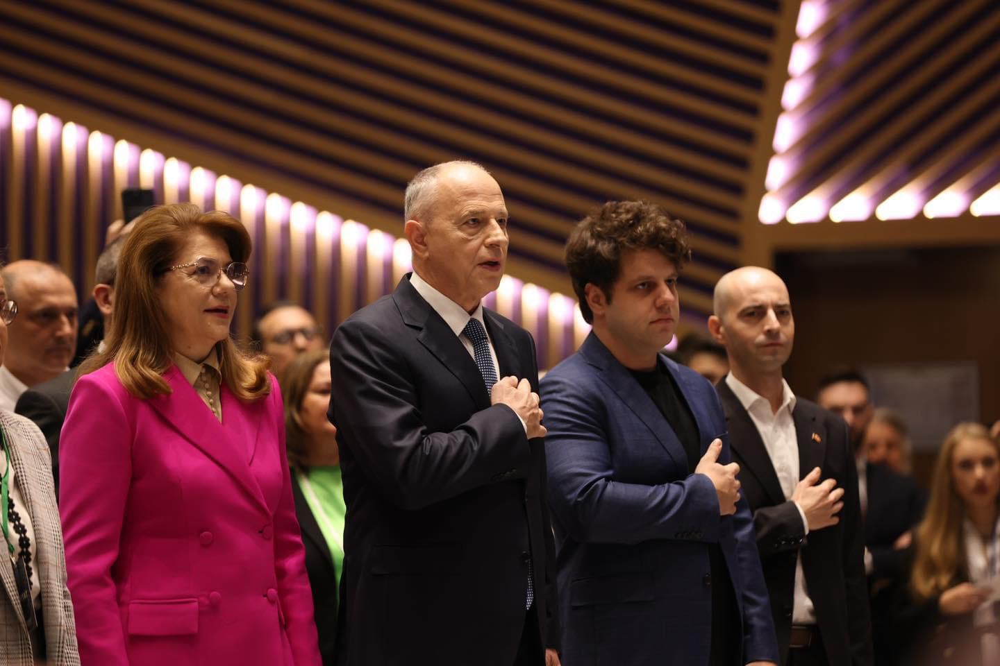 O persoană care a răspândit în trecut propagandă rusă a stat lângă Mircea Geoană la un eveniment electoral