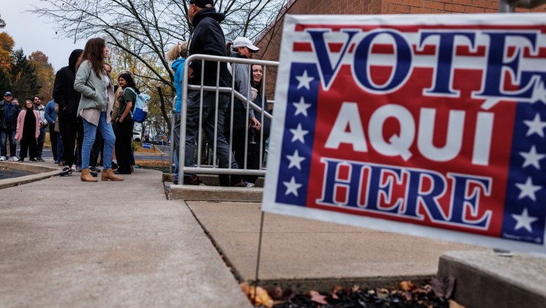 americani stau la coada sa voteze presedintele sua