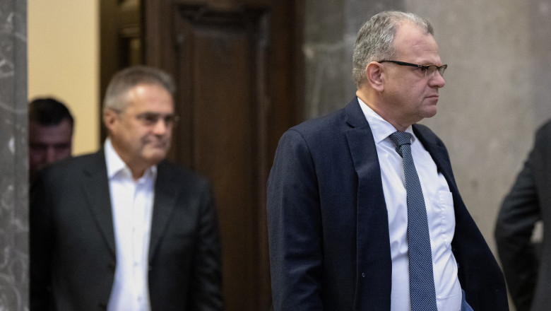 Austrian former intelligence official Egisto Ott (L) and former FPOe lawmaker Hans-Joerg Jenewein (R) arrive in the courtroom at