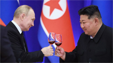 Kim Jong Un ciocnește un pahar de vin cu Vladimir Putin