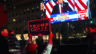 donald trump pe un ecran in new york după alegerile din sua