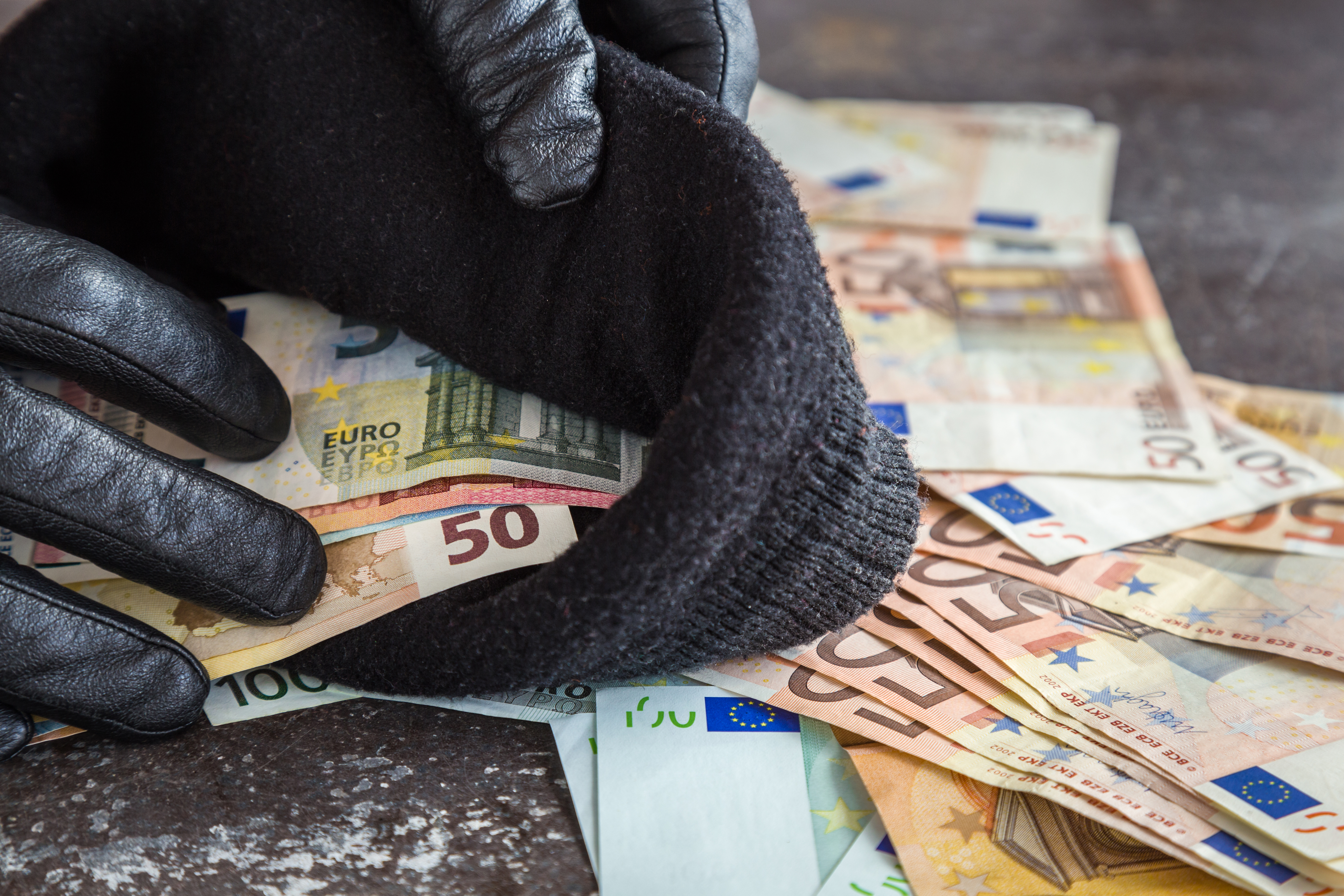 Jaf ca-n filme în Sibiu. Doi bărbați au atacat o bătrână și i-au furat 60 de mii de euro. Unde au ascuns banii