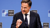 mark rutte și sigla nato în spate