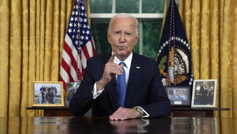 j biden gesticuleaz la masa in biroul oval