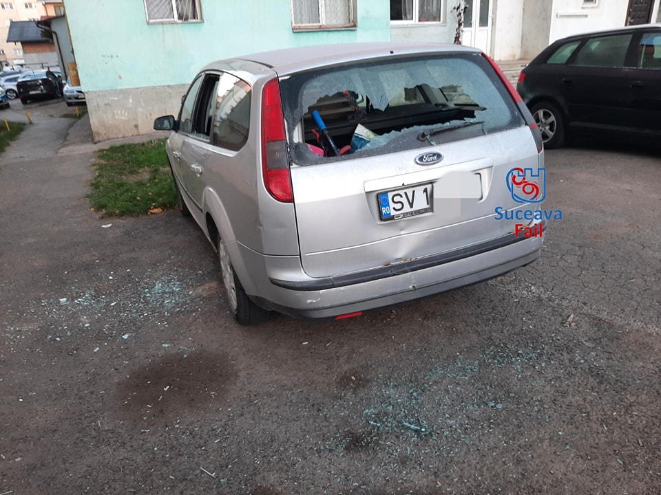 Trei tineri au fost arestați, după ce au vandalizat 51 de mașini, în Suceava. Identificați și prinși după două zile