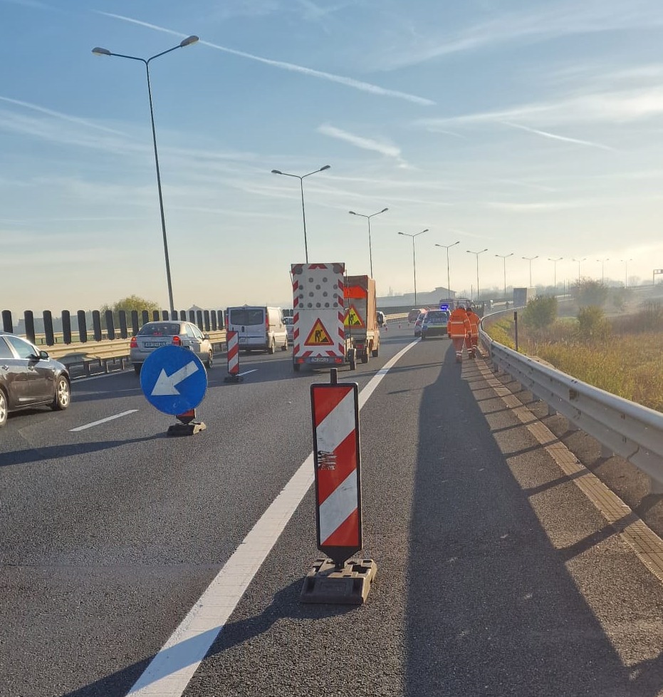 Un bărbat a murit lovit de un TIR pe autostrada A1, după ce a coborât din maşină pentru că făcuse pană