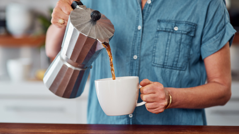 De ce nu e bine să bei cafea imediat cum te trezești dimineața. Ce spun medicii despre consumul de cafea pe stomacul gol. Foto Shutterstock