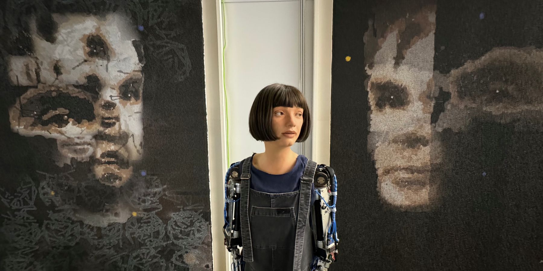Prima operă de artă a unui robot umanoid, adjudecată la o licitaţie, s-a vândut cu o sumă uriașă. Lucrarea este intitulată A.I. God