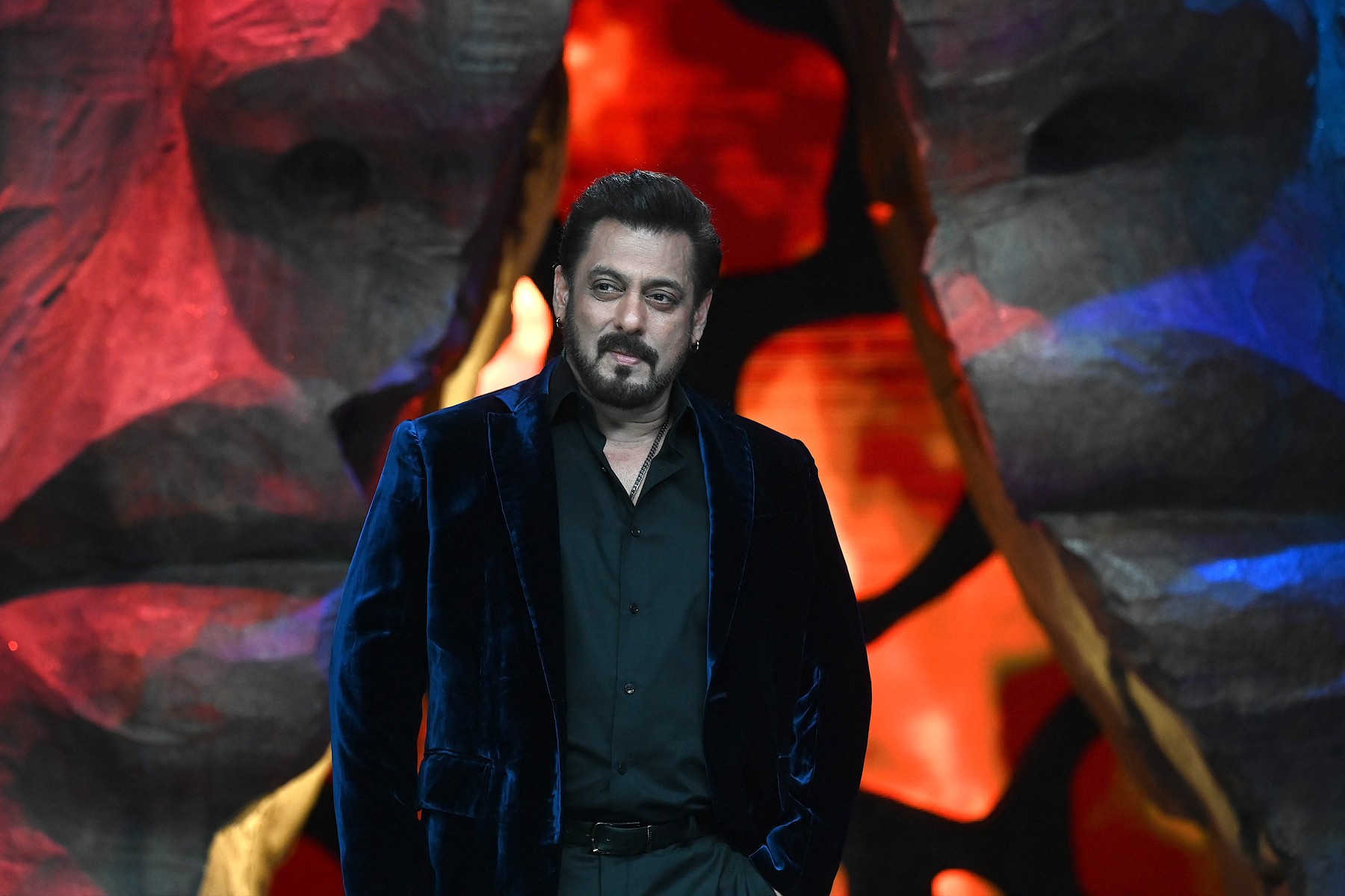 Salman Khan, starul Bollywood, partener al Iuliei Vântur, a primit amenințări cu moartea