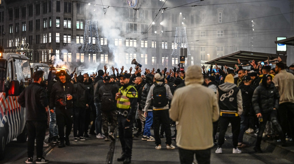 „Au cerut sa le arat pasaportul si apoi m-au luat la bataie”. Marturii ale suporterilor israelieni, despre violentele din Amsterdam