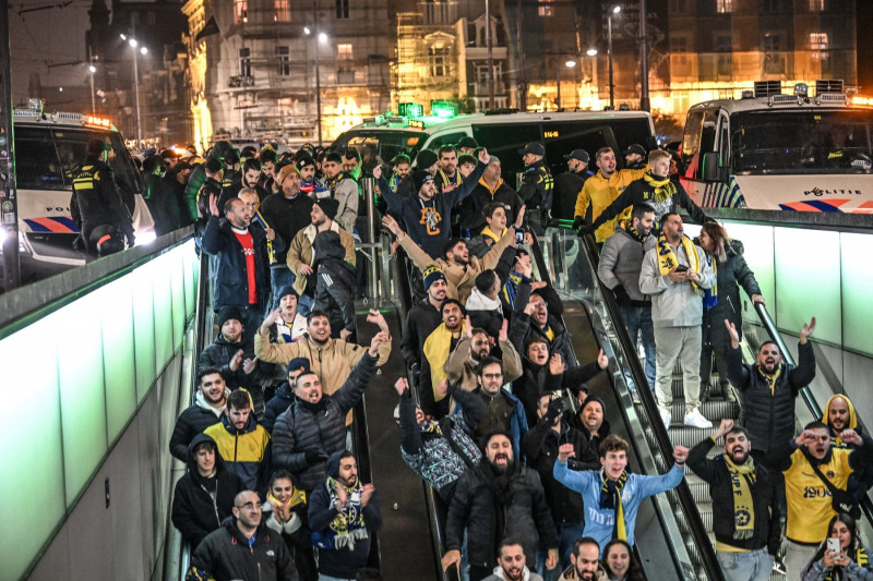 Pro-Israel Maccabi fans stage demonstration in Amsterdam, at least ten arrests