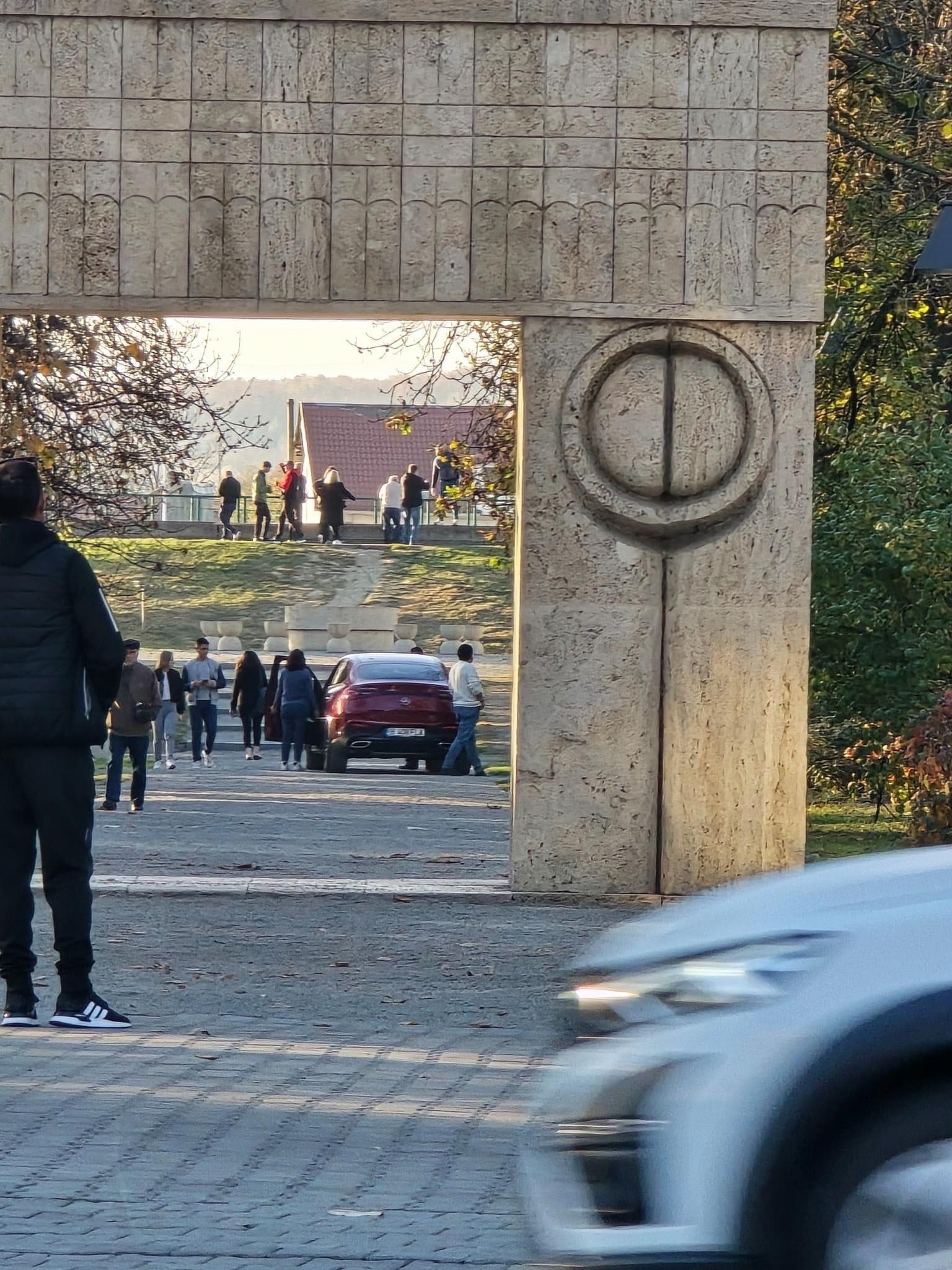 O șoferiță a ajuns în Parcul Central din Târgu Jiu: a trecut pe sub Poarta Sărutului și s-a oprit lângă Masa Tăcerii. Amenda primită