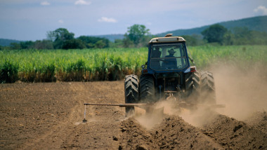 fermier cu tractorul pe camp