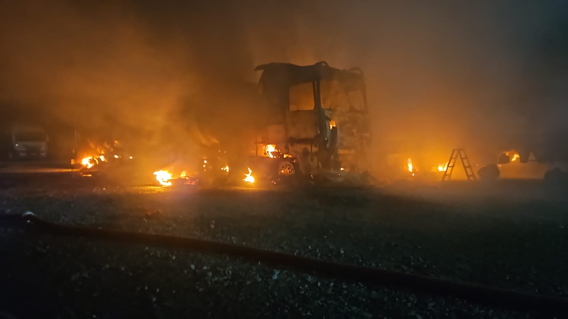 Mai multe cisterne au luat foc într-o parcare din localitatea 2 Mai. A fost emis un mesaj RO-ALERT