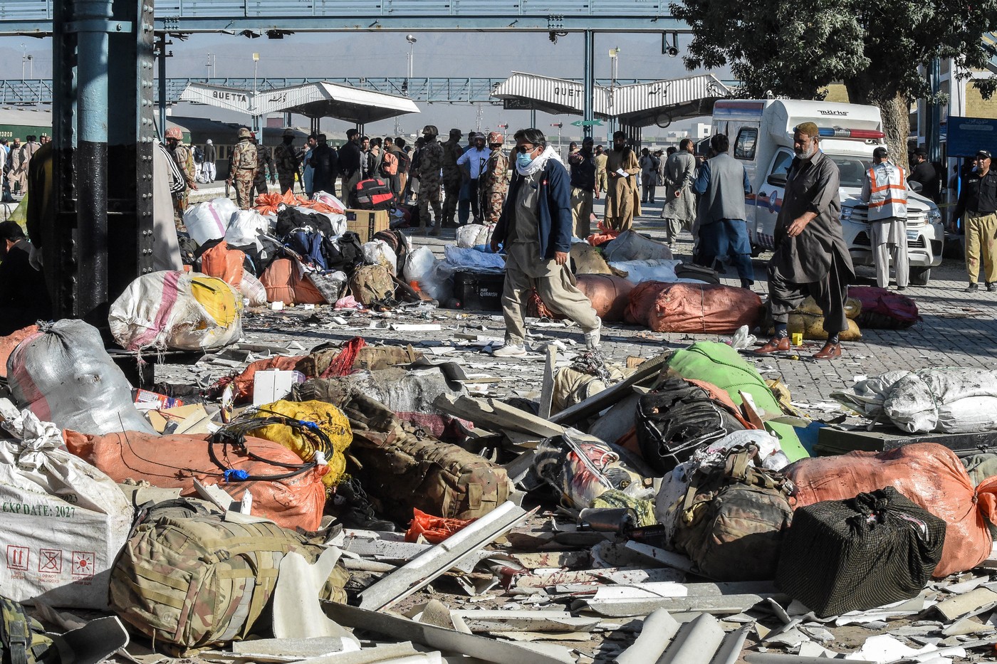 Atentat cu bombă într-o gară din Pakistan. Cel puțin 25 de morți și zeci de răniți în urma atacului