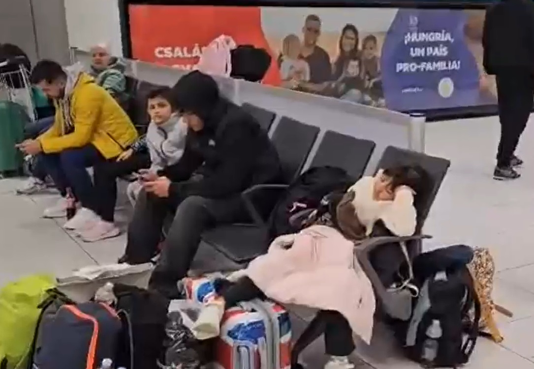 Zeci de români sunt blocați pe aeroport în Budapesta, după ce avionul în care se aflau a fost redirecționat
