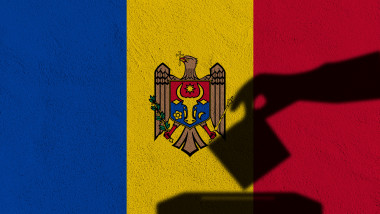 steagul republicii moldova și o mână care sugerează alegeri