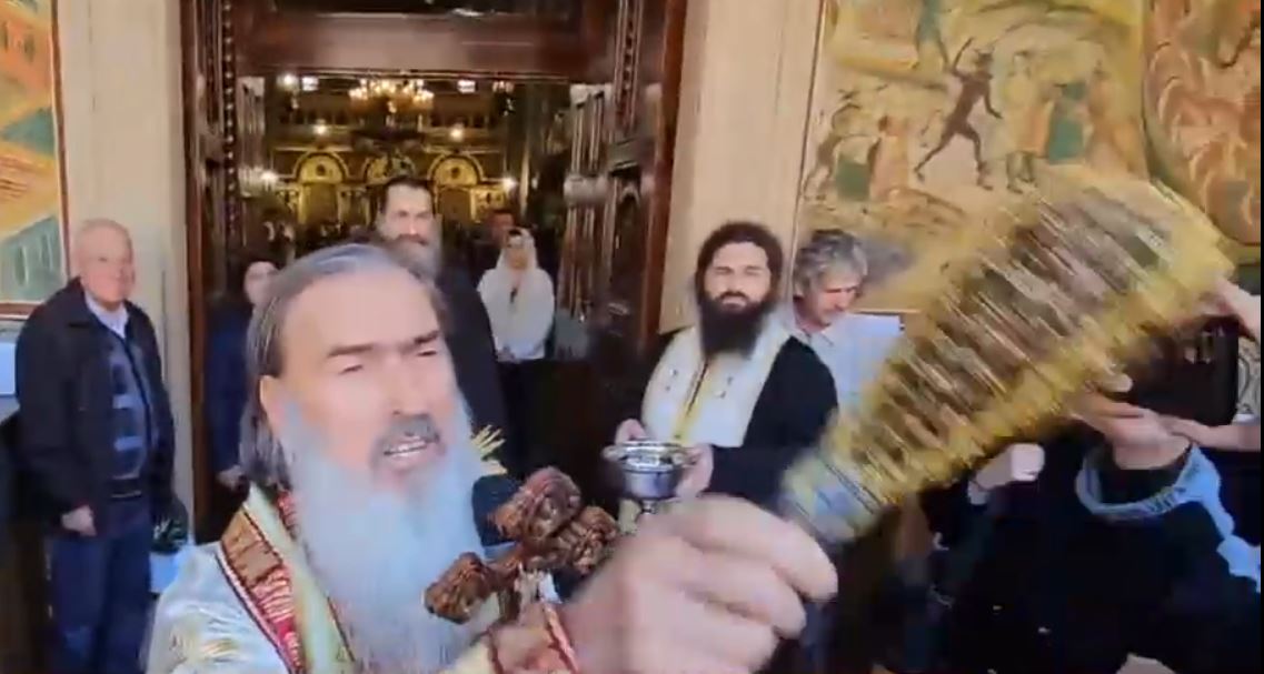 VIDEO ÎPS Teodosie, ieșire nervoasă în fața presei. Arhiepiscopul Tomisului „a atacat” jurnaliștii cu agheasmă