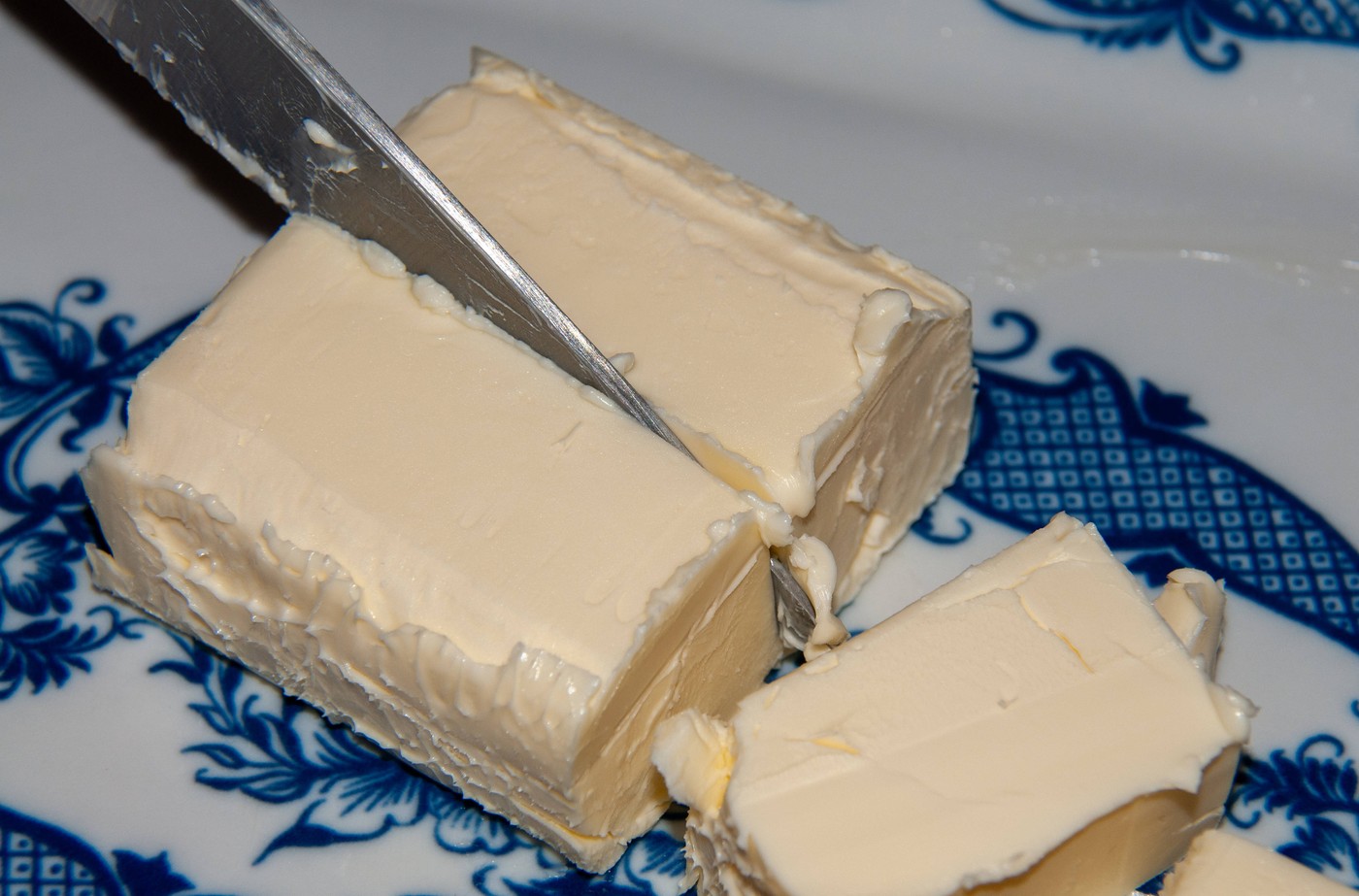 Prețul lactatelor a crescut vertiginos în Rusia. Magazinele închid acum pachetele de unt în carcase antifurt, utilizate pentru caviar