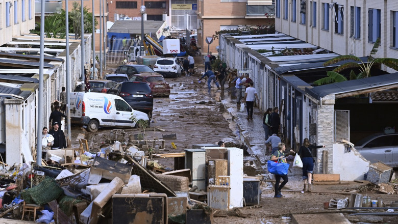 inundatii spania masini pe strazi