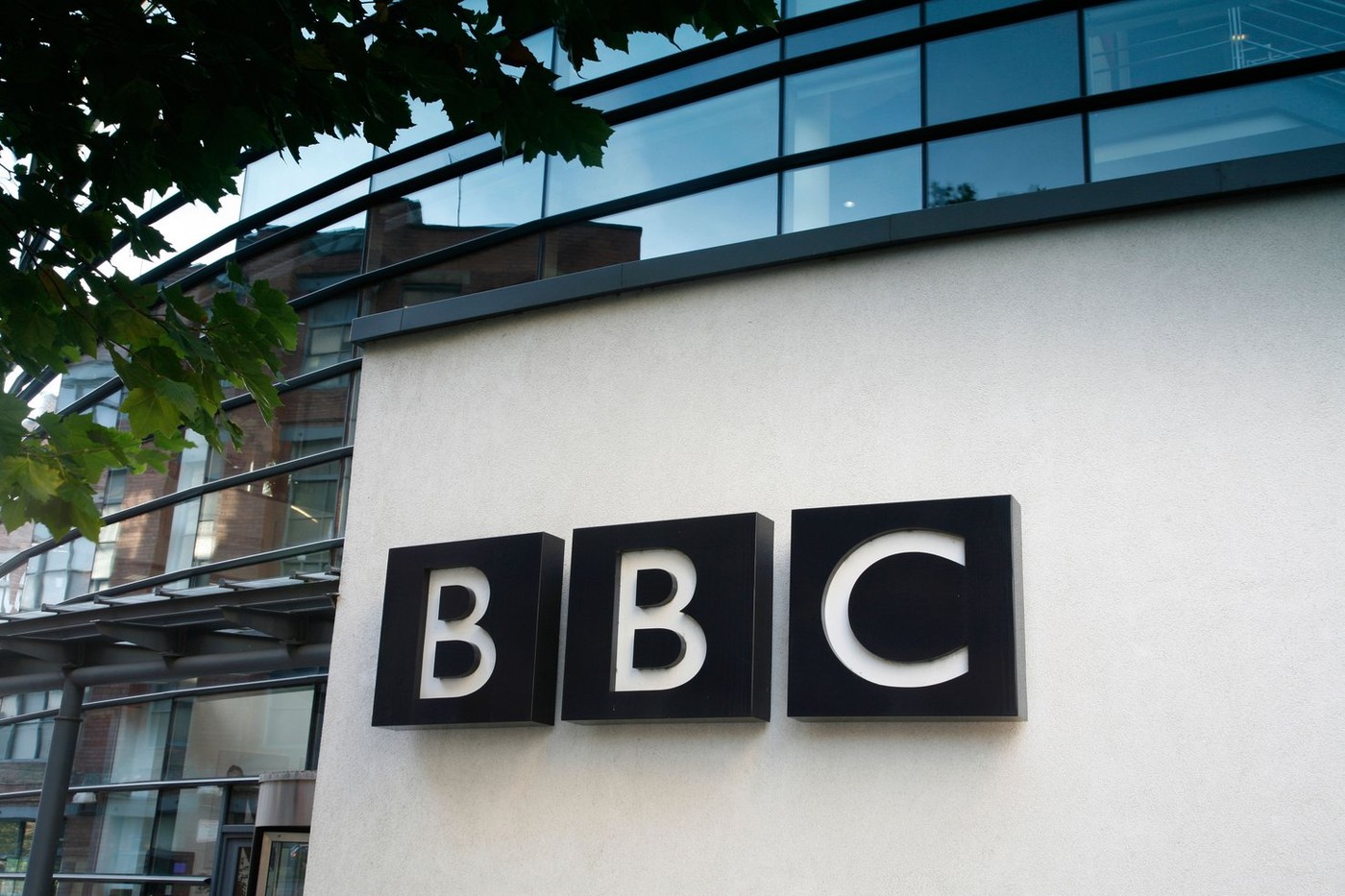 Sute de jurnaliști și personalități acuză BBC de părtinire în favoarea Israelului și cer să revină la „corectitudine și imparțialitate”