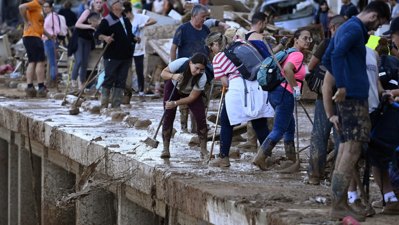 Voluntarii, intervenind în zonele devastate de inundații. Foto: Profimedia Images