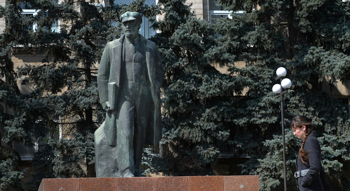 Găgăuzia, regiunea pro-rusă a Moldovei: Panourile care marchează proiectele făcute cu bani europeni contrastează cu statuia lui Lenin