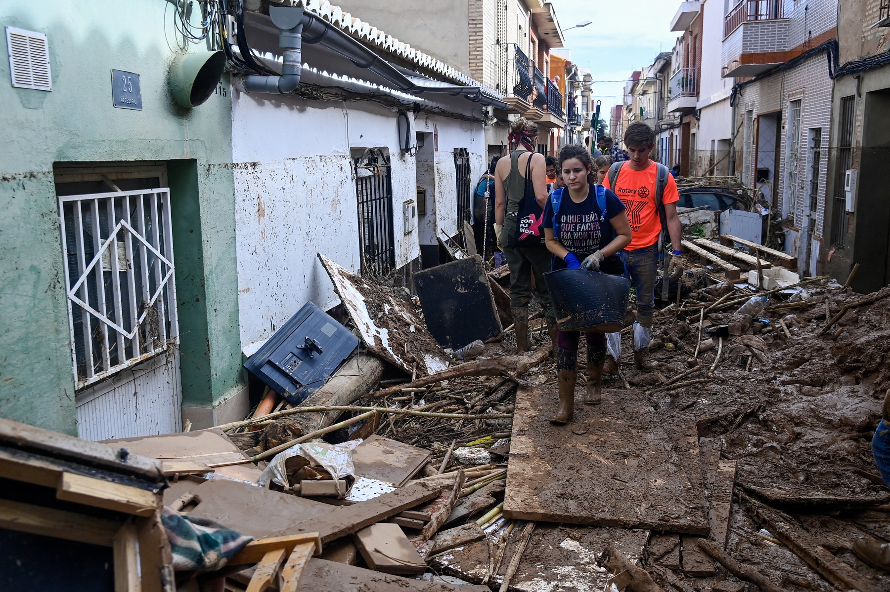 Patru cetățeni români sunt încă dați dispăruți în Spania. Numărul morților în urma inundațiilor catastrofale a urcat la 217