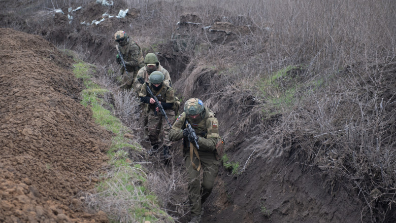 În contextul conflictului din Ucraina, un grup de șase foști soldați ruși a reușit să ajungă în Franța, după ce a fugit inițial în Kazakhstan. Ei susțin că nu pot fi considerați trădători, ci oameni care caută o cale de a scăpa dintr-un război pe care nu îl susțin. „A nu participa la un război de agresiune este decizia rezonabilă a unei persoane bine educate”.