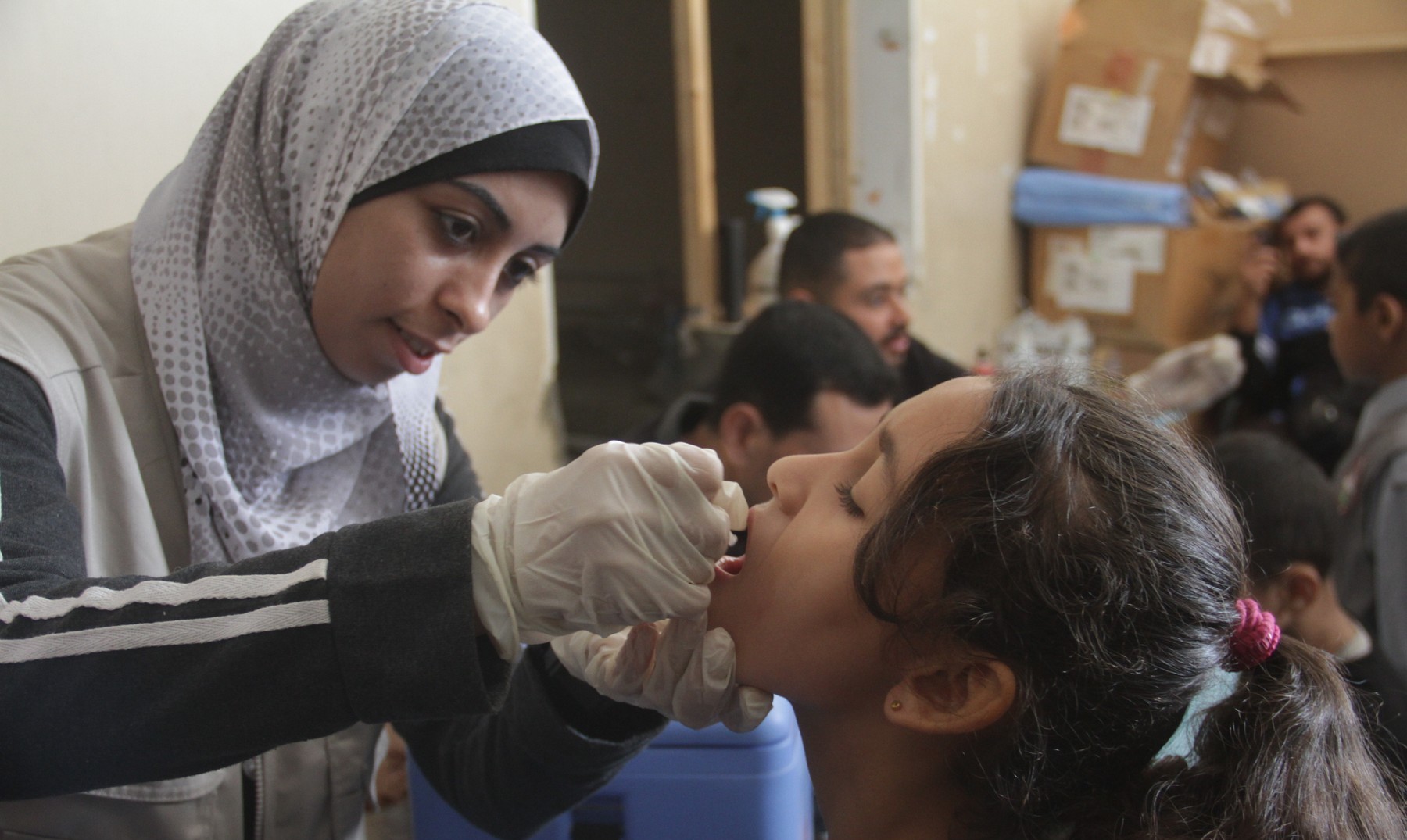 Şase răniţi, între care patru copii, într-un atac asupra unui centru de vaccinare din Gaza (OMS)