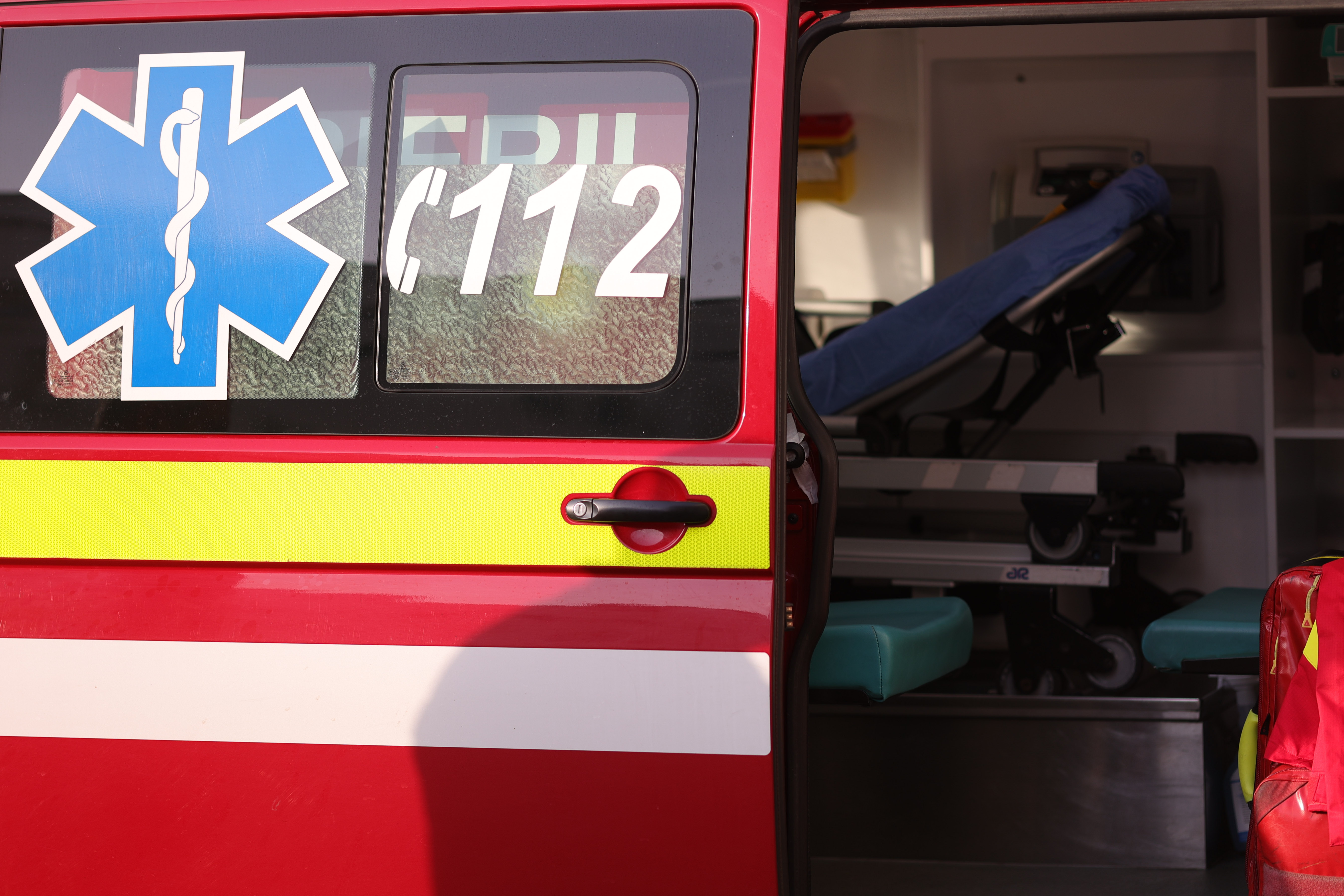 Un șofer de TIR a intrat în gardul unor locuințe din Dolj. A suferit un infarct și nu a mai putut fi salvat 