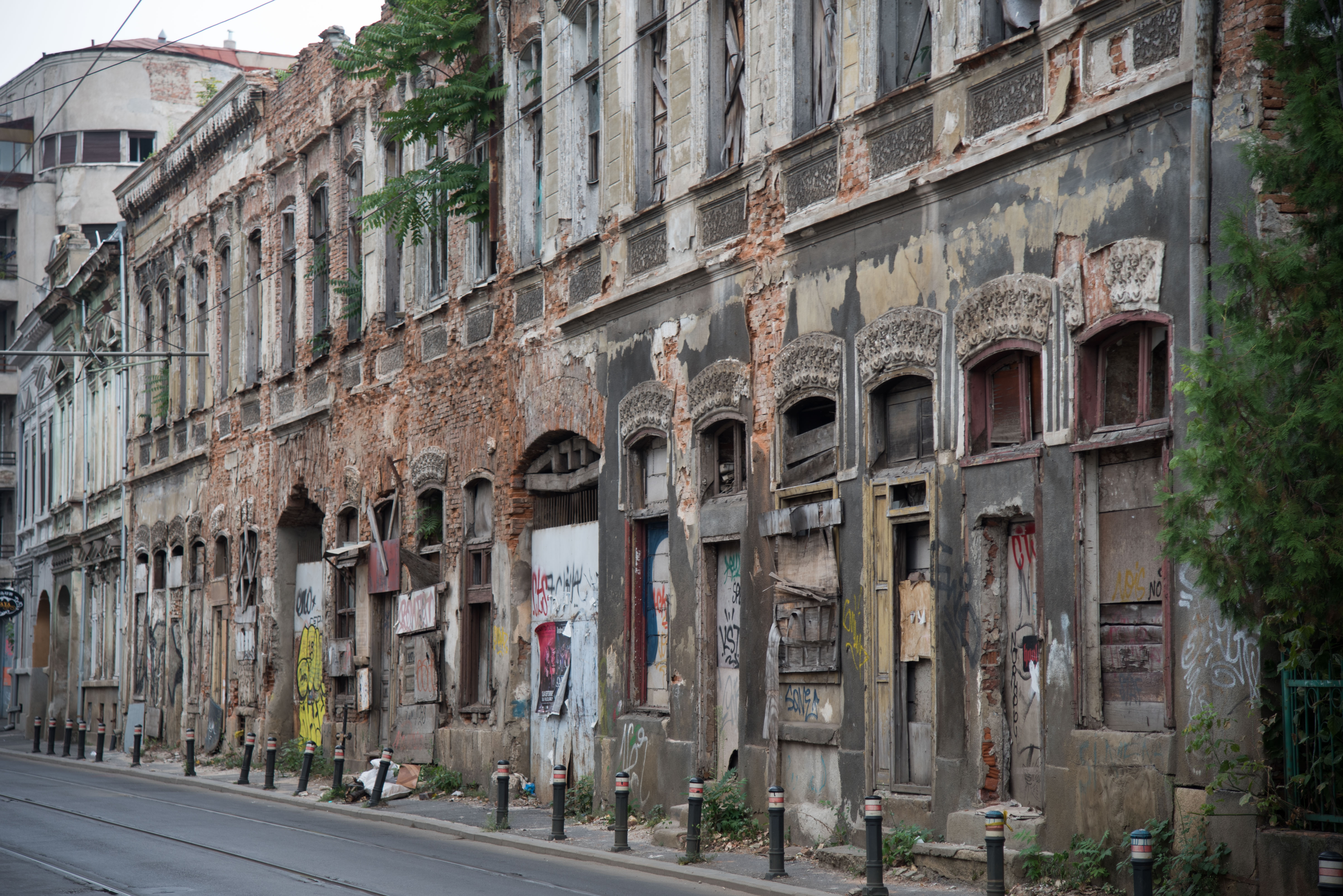 „Cade oraşul pe noi”. Avertisment privind clădirile cu risc seismic din Capitală. Câte imobile au fost consolidate în 30 de ani