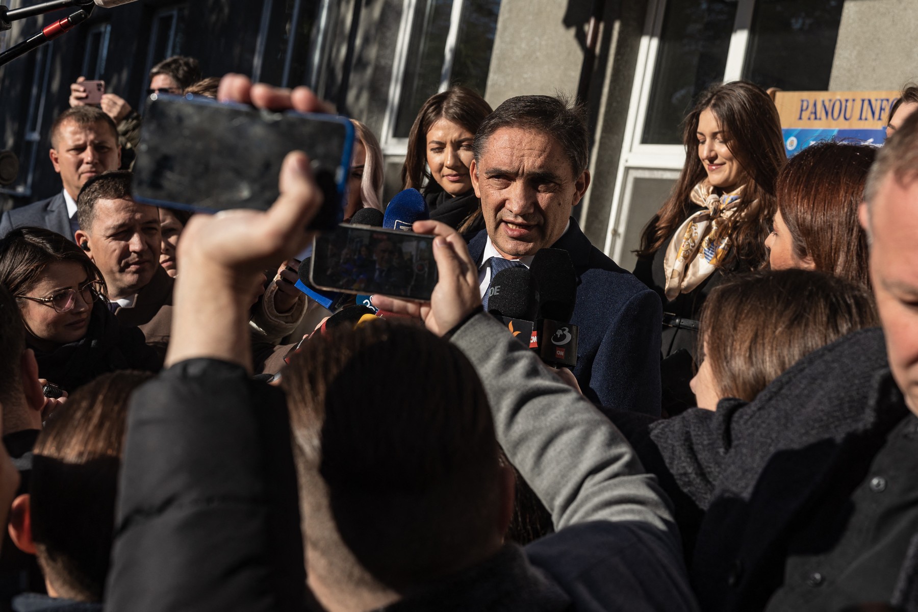 Candidatul la Președinție Stoianoglo nu știe bine limba oficială a țării sale - româna - dar are o ieșire nervoasă în fața presei