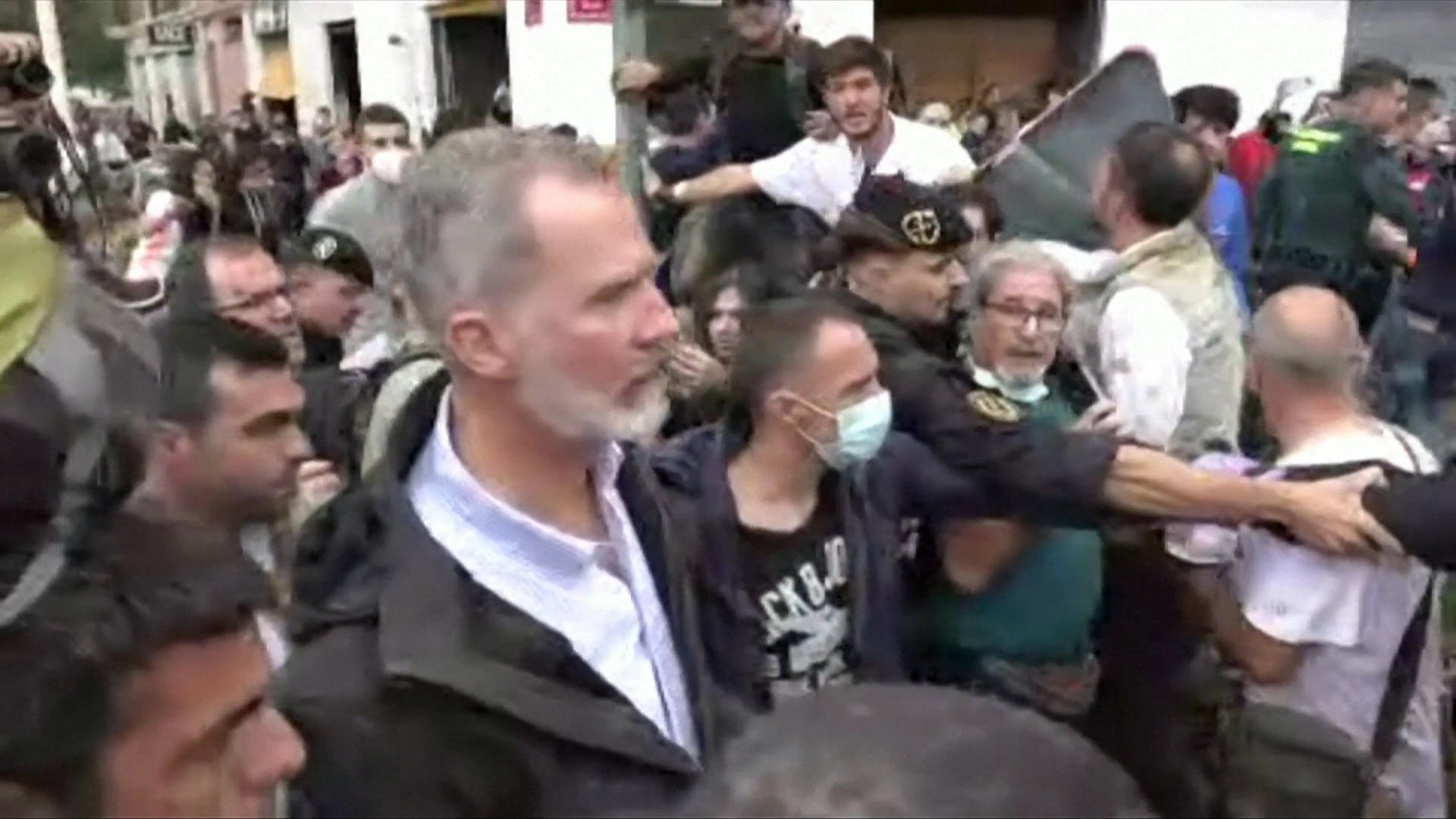 Revoltă în Spania. Oamenii l-au numit „asasin” pe regele Felipe, în timp ce aruncau cu noroi și lemne spre el. „Ne-ați abandonat”