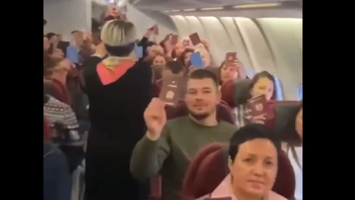 Moldoveni care trăiesc în Rusia sunt duși cu avionul să voteze la Minsk. Autocare pline cu votanți, ambuteiaje peste Nistru