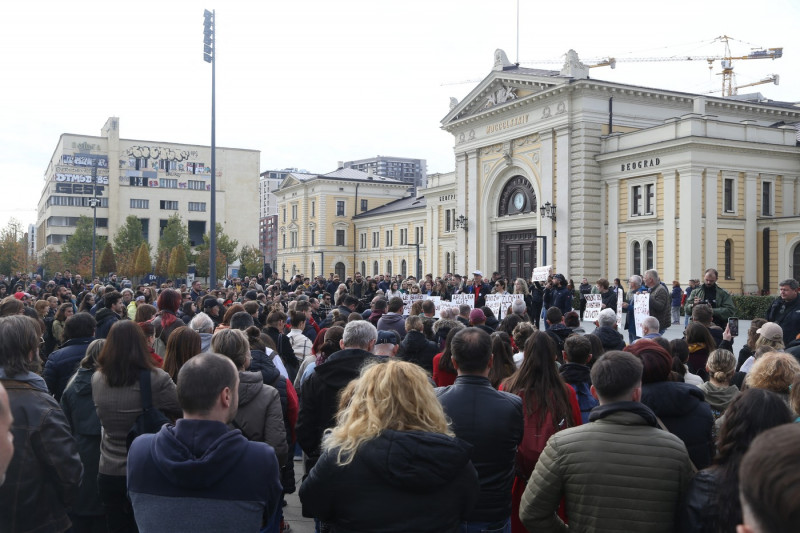 Manifestație cu peste 1000 de persoane la Belgrad: „Cerem demisia lui Goran Vesic”. 14 persoane au murit după ce acoperișul unei gări s-a prăbușit