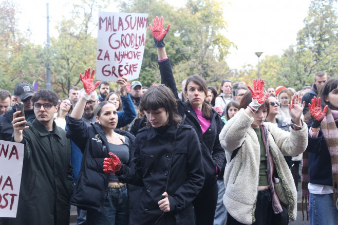 Manifestație cu peste 1000 de persoane la Belgrad: „Cerem demisia lui Goran Vesic”. 14 persoane au murit după ce acoperișul unei gări s-a prăbușit