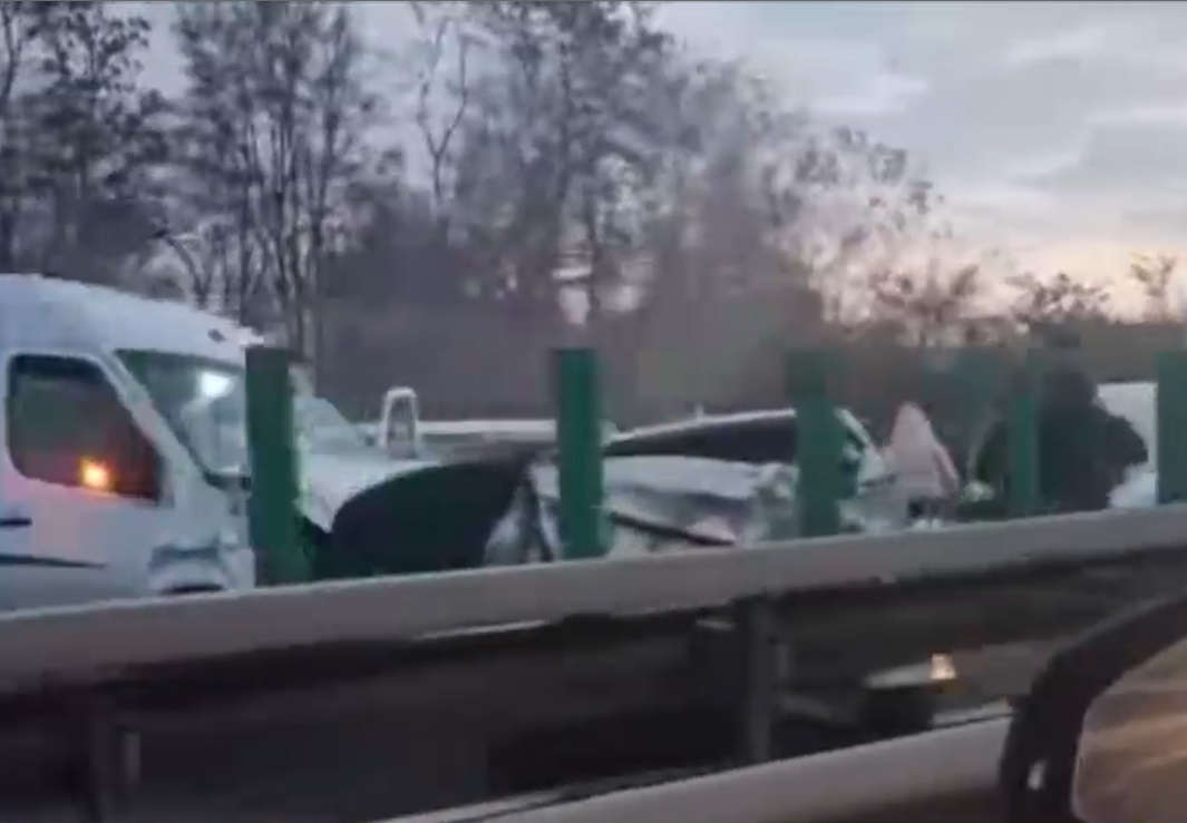 Accident în lanț cu 12 mașini pe autostrada A3. Două persoane au fost duse la spital