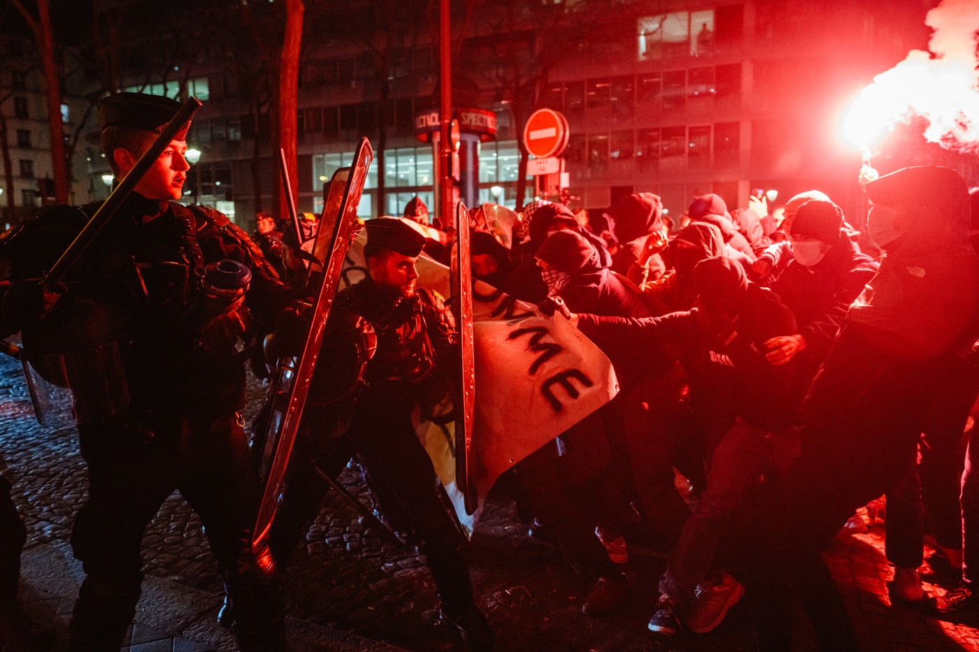 Violențe la Paris. Protestatari ieșiți în stradă împotriva unei gale pro-Israel s-au bătut cu forțele de ordine