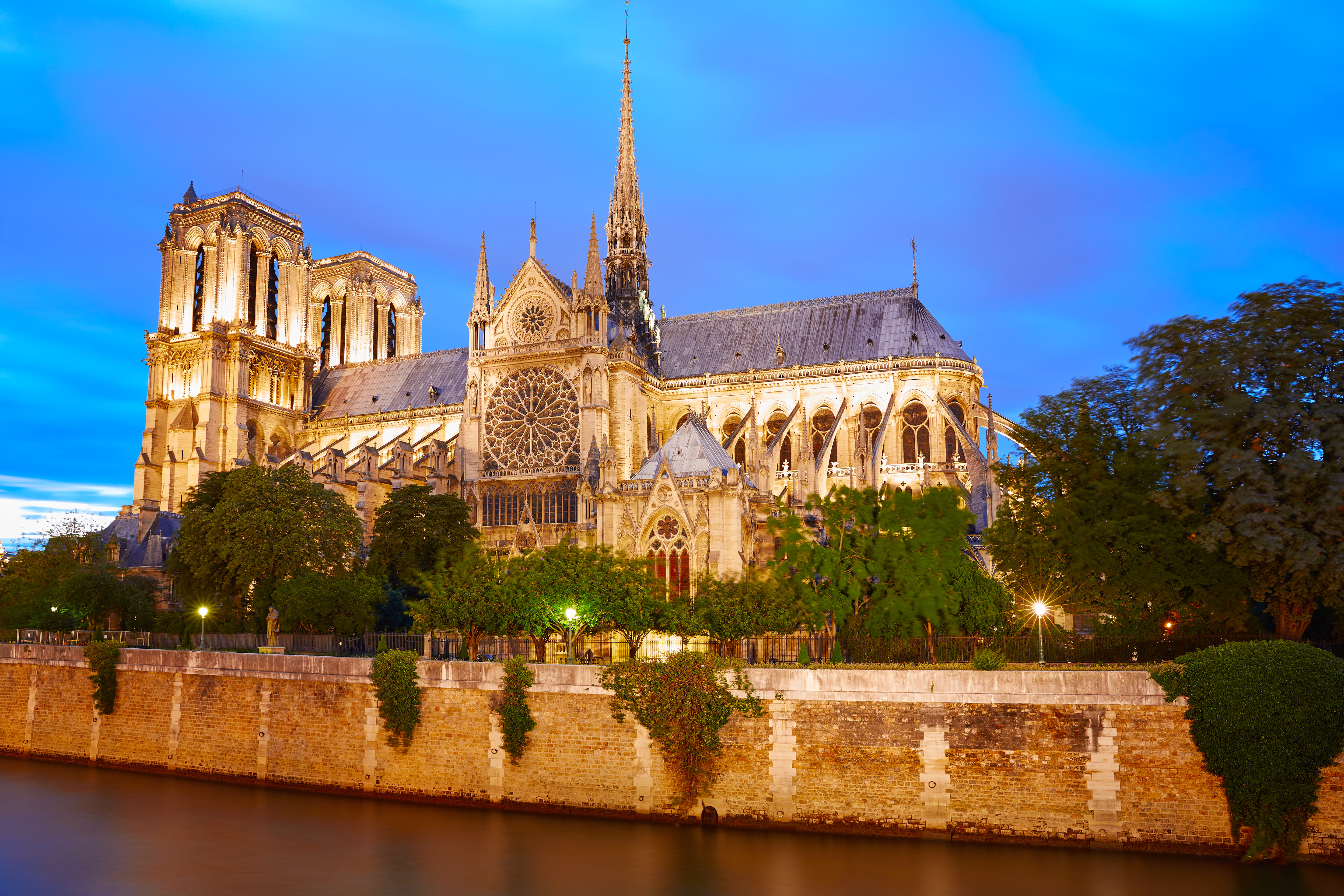 Catedrala Notre Dame din Paris, afectată de incendiul devastator, își redeschide porțile după 5 ani. Cât a costat restaurarea