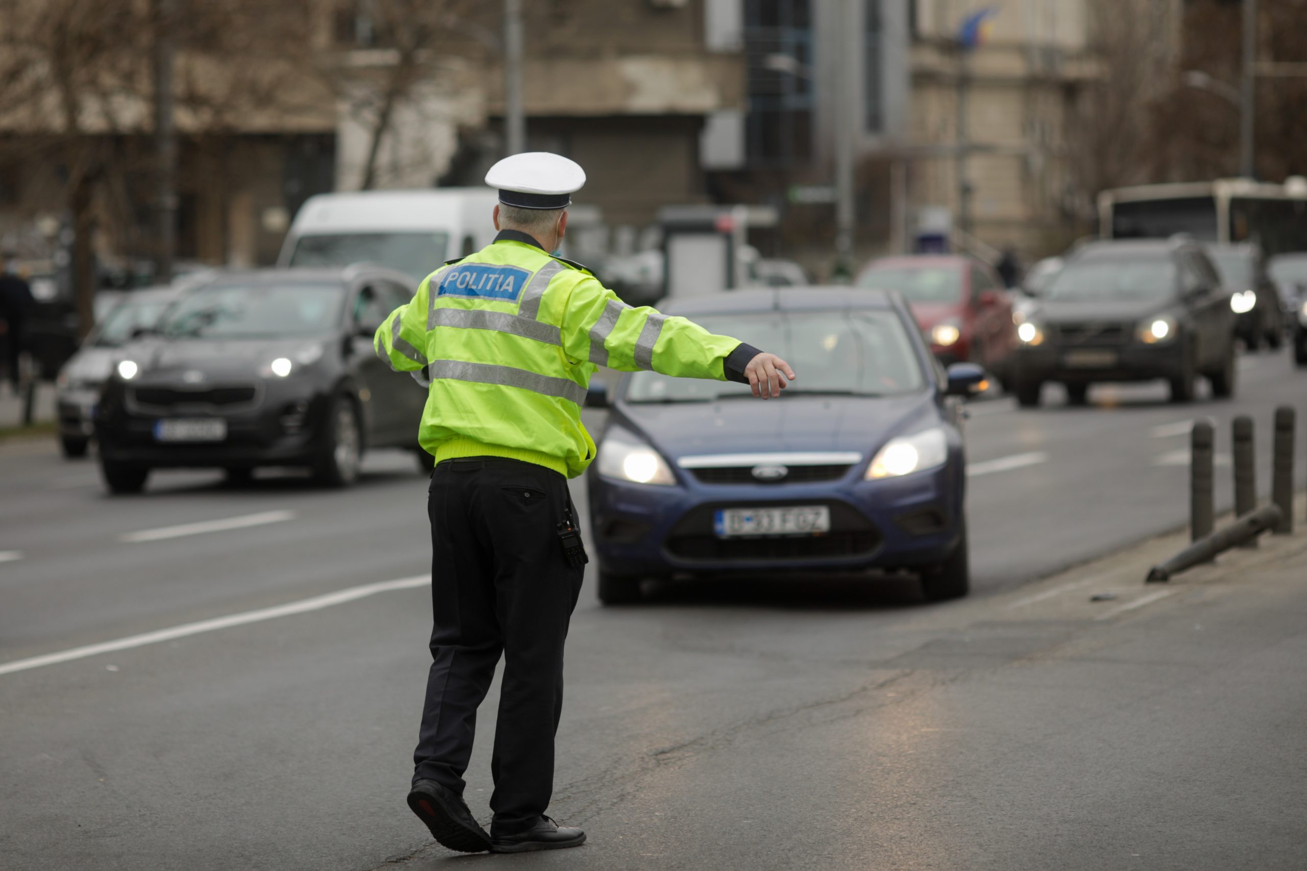 Adolescent de 14 ani, descoperit în trafic după ce a condus 70 de kilometri cu fratele său în vârstă de 10 ani pe scaunul din dreapta