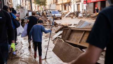 inundații în spaia oameni care ajută pe străzi