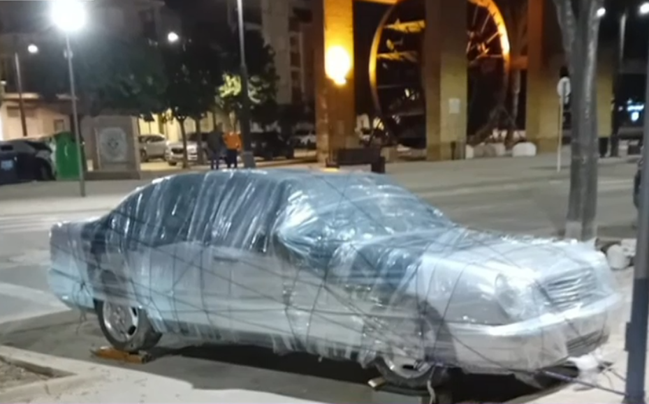 VIDEO Spaniolii își învelesc mașinile cu folie de plastic și le ancorează de stâlpi, pentru a le proteja de viituri