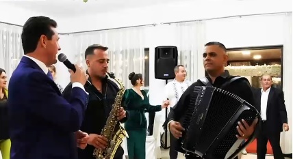 Primarul lăutar din Mehedinți care își rotunjește veniturile din cântări la nunți, botezuri și spectacole. Ce spune legea