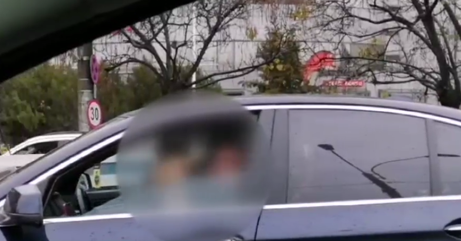 VIDEO. Șofer filmat cu un copil în brațe, la volan. Ce amendă riscă bucureșteanul căutat acum de poliție