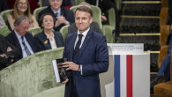 Le président de la République française Emmanuel Macron lors de la séance solennelle de présentation de la neuvième édition du dictionnaire de l'Académie française sous la coupole de l'Institut à Paris