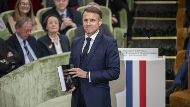 Le président de la République française Emmanuel Macron lors de la séance solennelle de présentation de la neuvième édition du dictionnaire de l'Académie française sous la coupole de l'Institut à Paris