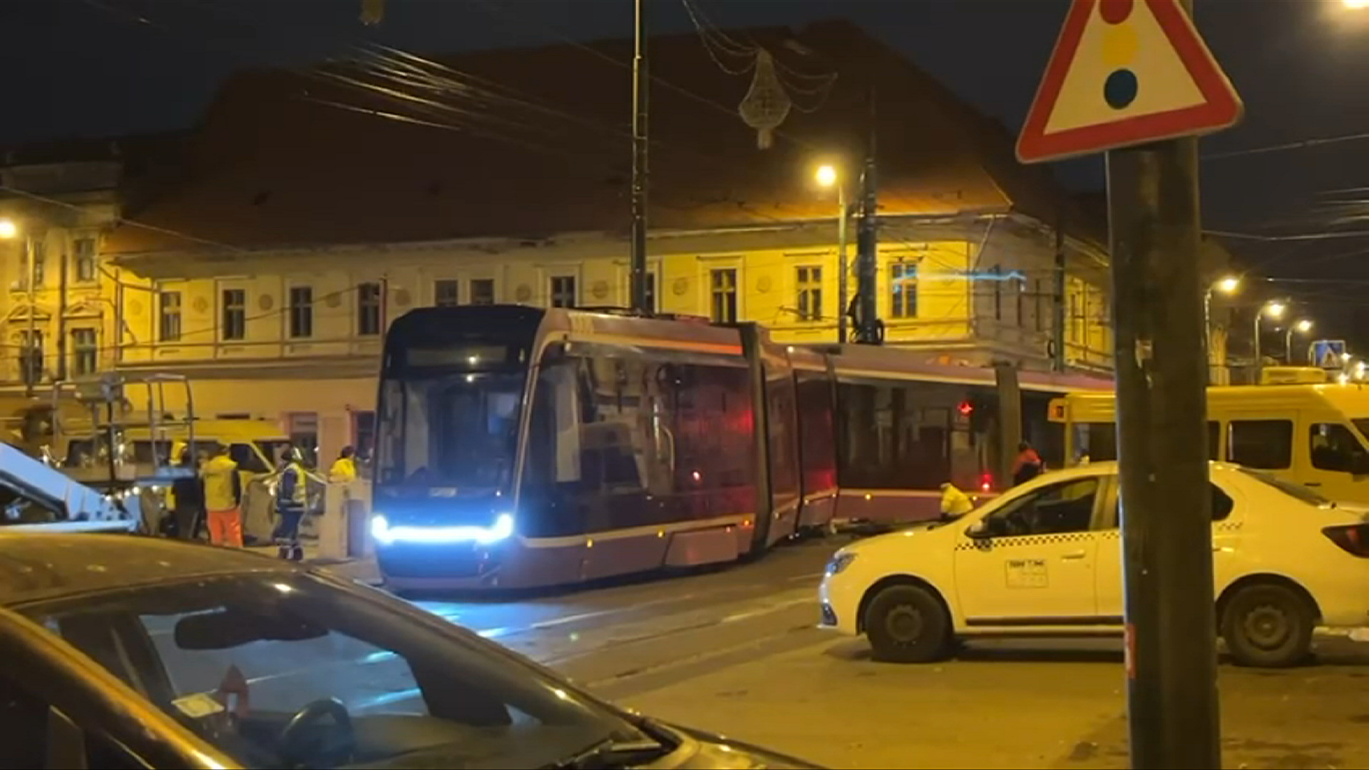 Un tramvai din Timișoara a sărit de pe linii și a ajuns pe trotuar. Imagini surprinse după incident