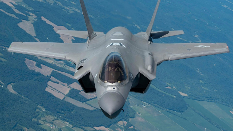 Avion F-35 în zbor